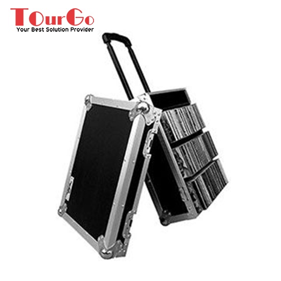 100 CD FLIGHT CASE WITH HANDLE AND WHEELS